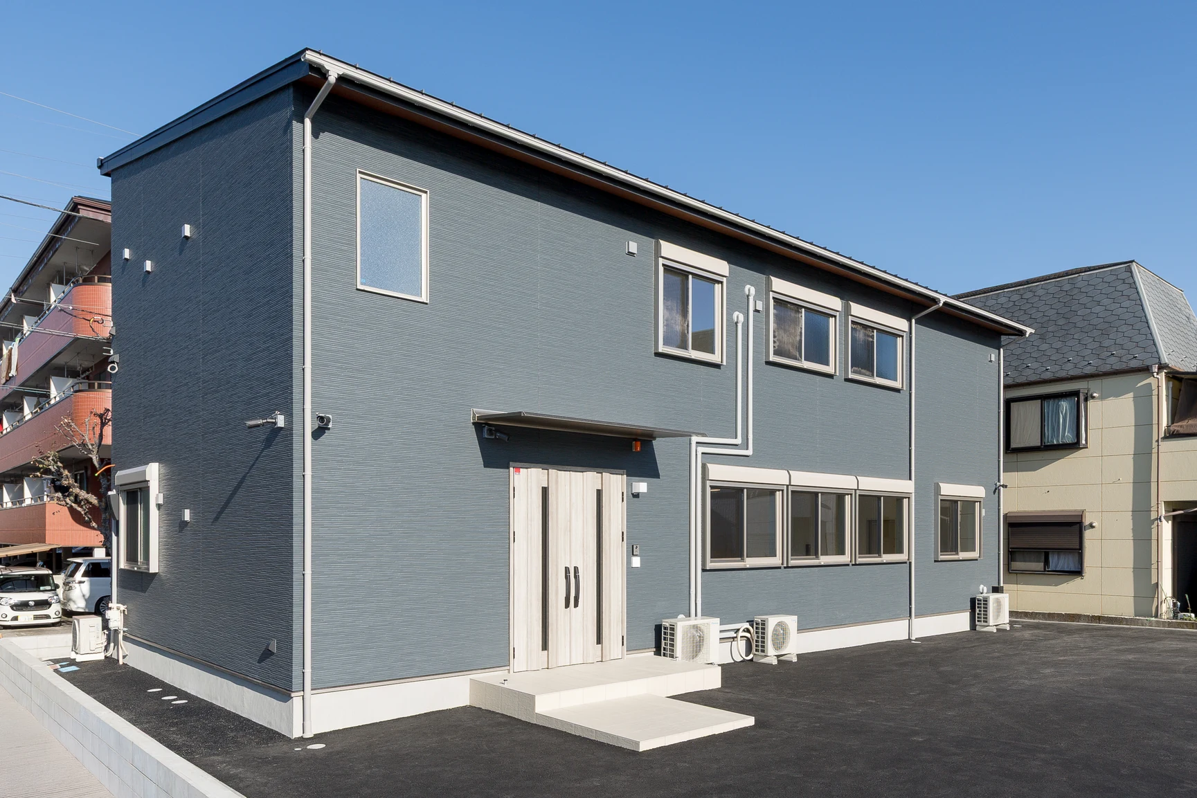 住宅街に調和する新社屋外観