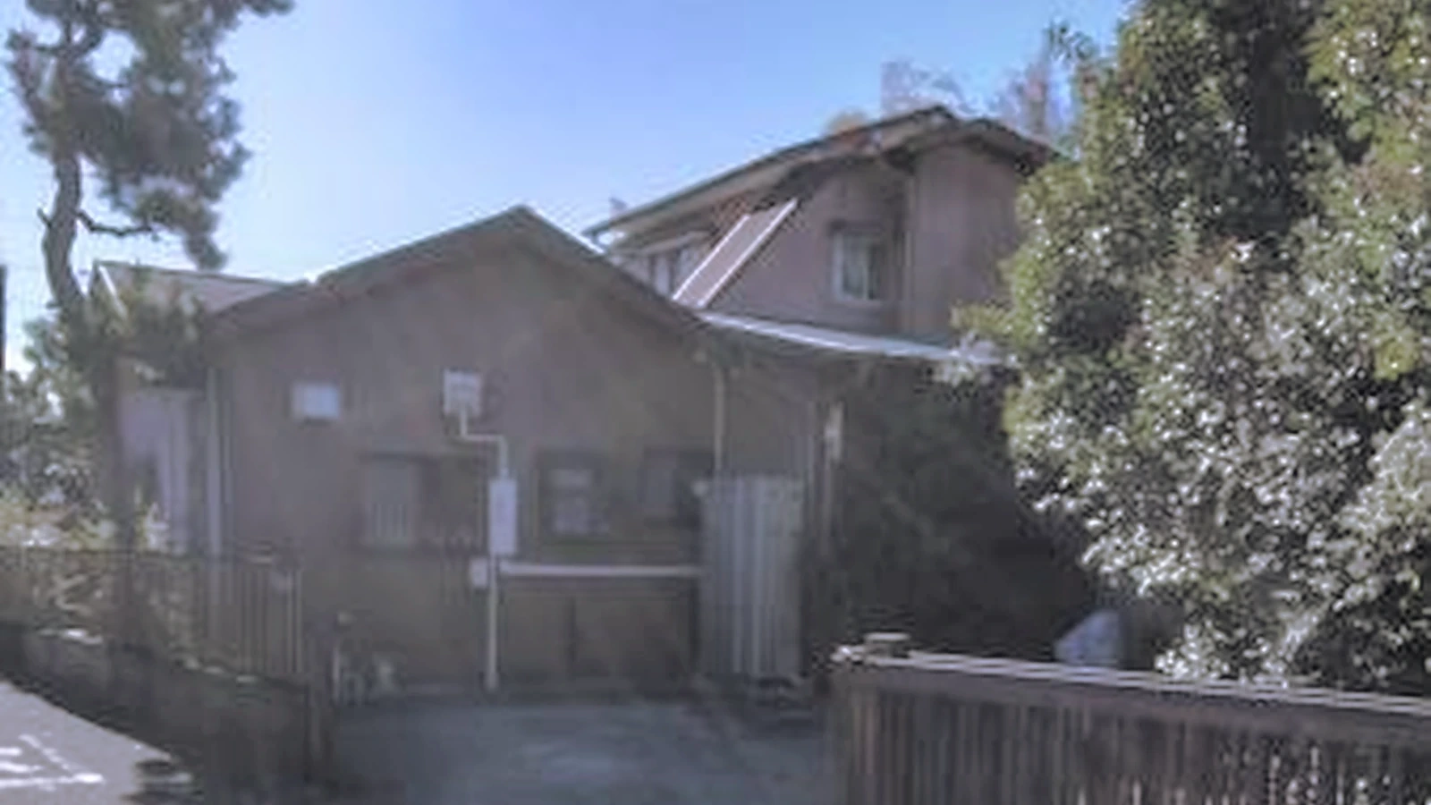 建て替え前の住宅と前面道路
