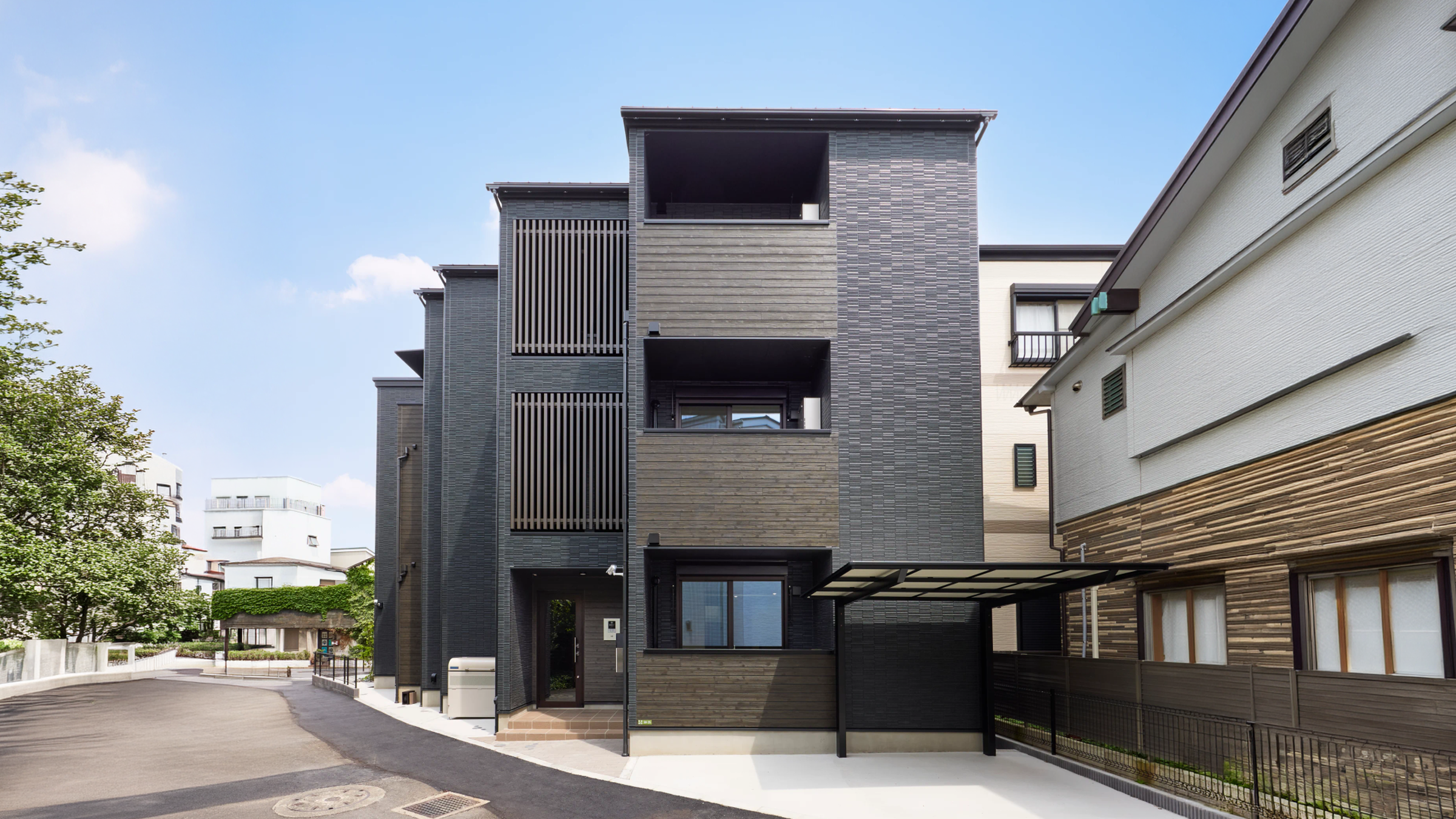 足立区梅田の3階建てアパート正面外観