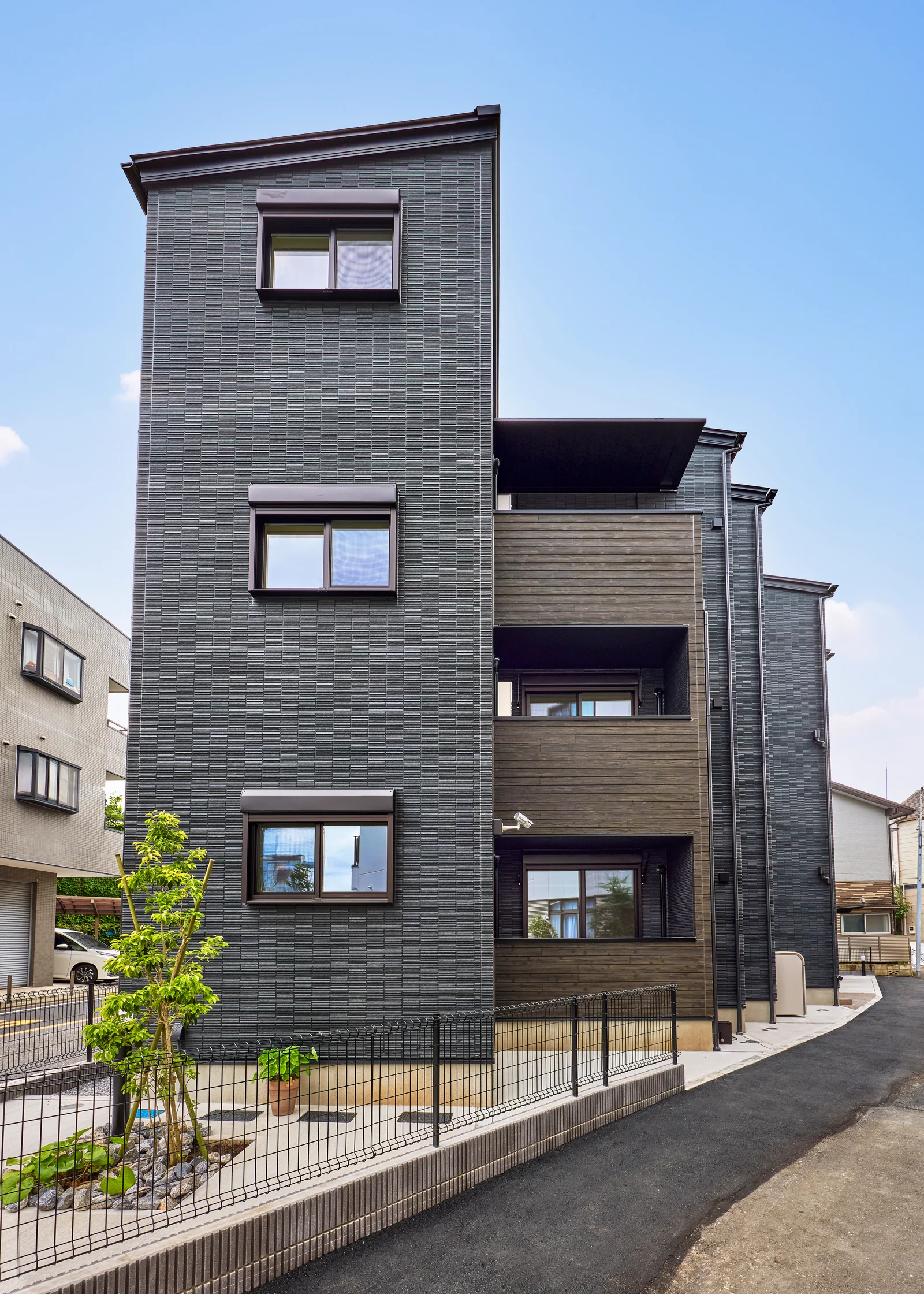 建物の高さと足元の植栽が見える外観