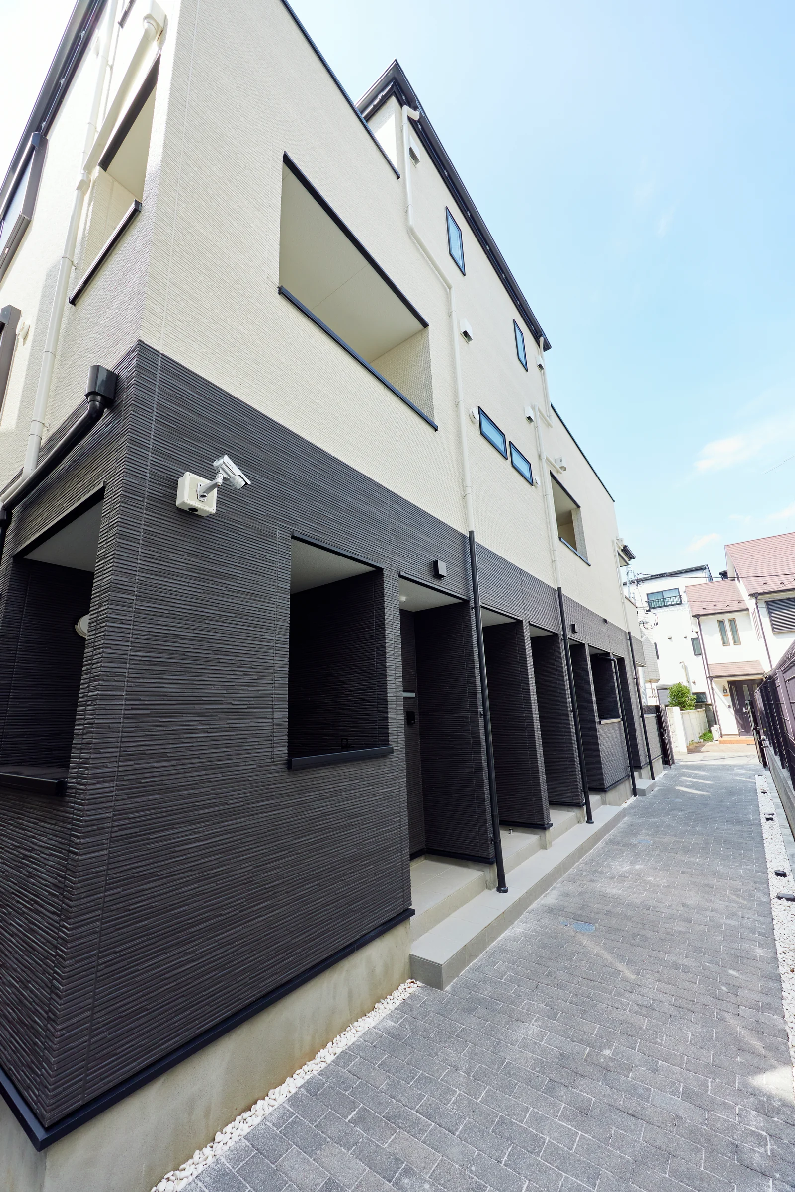 高さに変化をつけた建物の外観