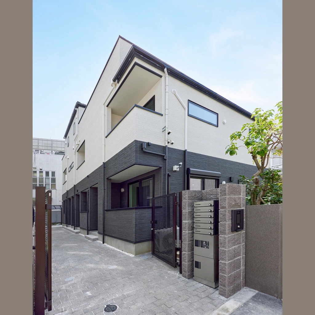 完成後の建物全景とアプローチ